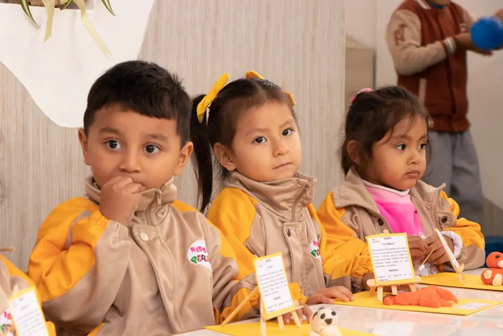 Niños usando material didáctico