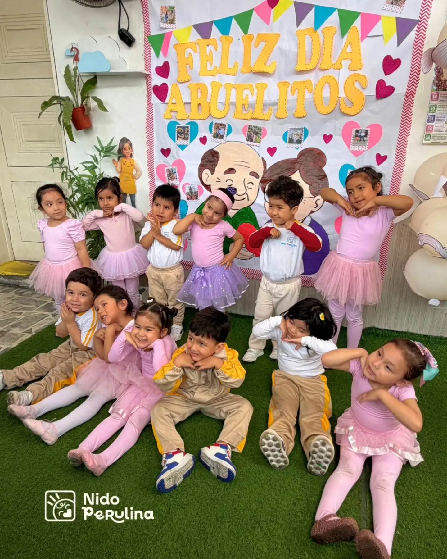 Niños en actividad con sus maestras en el aula