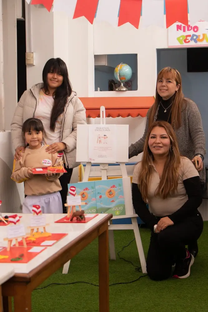 Personas dándose la mano en señal de alianza